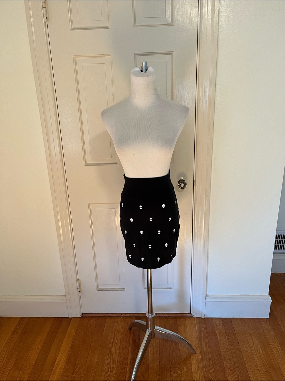 2013 Pink Victoria’s Secret Black Skull print mini fold over skirt small